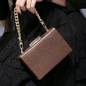 Bolso de Mano Casual Cuadrado Pequeño de PU Estilo Europeo Americano, Diseño Retro Cheongsam, con Cadena y Cierre, IP56 - Product Image 3