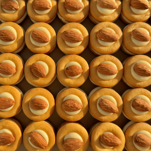 Biscuits sandwichs à la crème d'amande en gros |   Biscuits croustillants fourrés aux noix |   Collation certifiée Halal - Product Image 2