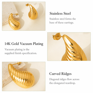 Boucles d'oreilles clous sculpturales en forme de goutte d'eau, en acier inoxydable plaqué or 14K sous vide, forme de goutte côtelée et incurvée avec fermoirs à tige - Product Image 3