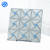 Carrelage en verre mosaïque gris effet moulin à vent, givré et miroir, avec miroir central bleu |   Décoration murale d'hôtel moderne |   Marque HUAJINDE