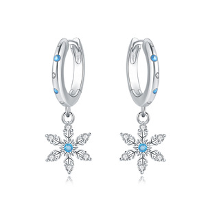 Pendientes de copo de nieve de latón blanco resistentes a la decoloración, el accesorio perfecto para que las mujeres los usen en fiestas. - Product Image 6