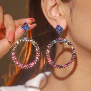 Boucles d'oreilles pendantes élégantes et tendance pour femmes, plaquées or, papillon brillant, luxe haut de gamme européen et américain, nouvelle collection transfrontalière - Product Image 1