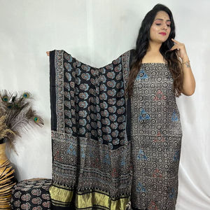 Conjunto de Salwar de Seda con Estampado Bandhani y Bordado de Encaje, Estilo Gujarati, de Alta Calidad, con Múltiples Detalles de Codificación y Secuencia, Tradicional - Product Image 1