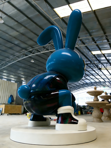 Scultura Gigante in Resina a Forma di Coniglio Blu, Statua Oversize di Tendenza, Personalizzabile in Dimensioni e Colore per Arredamento Commerciale e Streetwear - Product Image 4