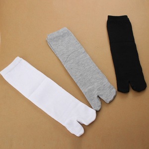 Robe en polyester respirante de style sport japonais Tabi <span class=keywords><strong>chaussettes</strong></span> fendues conception à deux orteils hauteur d'équipage 5 paires en gros pour hommes pour - Product Image 4