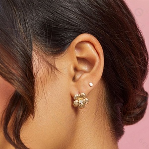 Pendientes de flores de cerezo con incrustaciones de diamantes ovalados de alta calidad para el Día DE LA Madre - Product Image 4