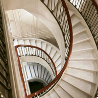Poteau de balustre d'escalier en métal sur mesure, conception personnalisée, composant de rampe d'escalier intérieure pour manoir