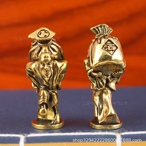 Artigianato in ottone di Dington per un vecchio bevitore, vecchio uomo che porta un fusto di vino e un teiera, con un tavolino antico invecchiato. - Product Image 3