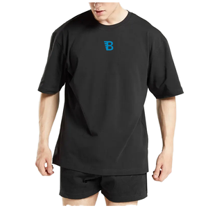 เสื้อยืดโอเวอร์ไซส์สีดำสำหรับผู้ชาย พร้อมโลโก้ตัวอักษร B สีน้ำเงิน แขนสั้น คอกลม ผ้าเจอร์ซีย์ลำลอง ดีไซน์ระบายอากาศได้ดี - Product Image 1