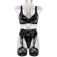 Ensemble de lingerie sexy en cuir noir pour femmes matures, comprenant un soutien-gorge ajouré et des strings, style exotique et séduisant.