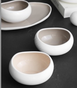 Service de vaisselle de design français, inspiré du blanc, avec l'extérieur blanc et l'intérieur gris, plats principaux disponibles à prix de gros - Product Image 3