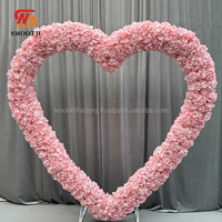 Lengkungan hati Hydrangea lengkungan bunga merah muda latar belakang pengajuan Hari Valentine romantis halus untuk pernikahan