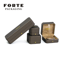 Scatola per Gioielli FORTE Rettangolare in Pelle con Illuminazione LED Personalizzata e Inserto in Plastica - Product Image 5