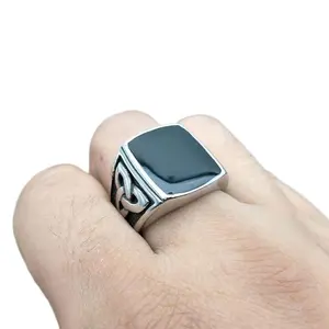 अच्छी कीमत Minimalist रजत मढ़वाया स्टेनलेस स्टील पैटर्न कस्टम पुरुषों वर्ग काले पत्थर की अंगूठी