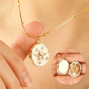 NM1388 Collar con Colgante de Medallón Vintage Chapado en Oro de 18K con Esmalte, Diseño de Ángel, Cruz, Estrella y Espiral, para Fotos - Product Image 1