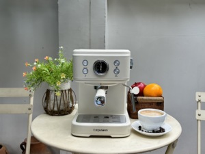 Machine à café expresso semi-automatique 3-en-1 électrique 04E avec mousseur à lait et système de brassage pour usage domestique - Product Image 3