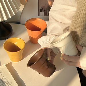 Tazza in ceramica 3D creativa con design effetto carta stropicciata, tazza da tè unica con carta modellata, tazza da caffè artigianale con smalto colorato, logo personalizzabile - Product Image 6