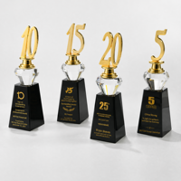 Trophée personnalisé en cristal avec numéro doré et base noire pour la reconnaissance des anniversaires