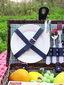 Cesta de Regalo Navideña de Mimbre Natural de Lujo - Cesta de Picnic Impermeable con Plato y Cubiertos Incluidos - Product Image 2
