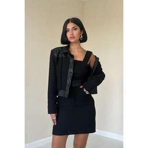 Ensemble de costume trois pièces noir pour femme, veste et jupe avec garnitures en cuir, tissu en laine, 100% polyester, bottes à talons hauts incluses - Product Image 2