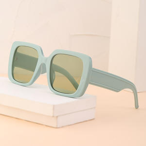 Lunettes de soleil carrées de luxe pour femmes, protection UV400, monture PC, verres gris-noir, lunettes de mode pour l'extérieur - Product Image 2