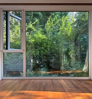 Ventana Abatible Moderna de Alta Resistencia, Fabricada en Aleación de Aluminio Estructural, Grosor de Pared de 1.8 mm, Rotura de Puente Térmico Multicavidad, Doble Acristalamiento Templado