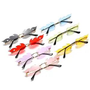 Lunettes de soleil en forme de flamme tendance individualisées pièces océaniques éblouissantes pour femmes lunettes de soleil en forme de feu sans cadre