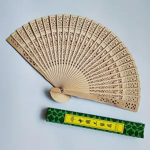 Abanico de madera natural plegable tallado en China, ventilador de mano de buena calidad, grabado de nombres y fecha, personalizado, para boda
