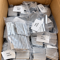 Kit de bloc de fixation de panneau en aluminium extrudé et de capuchon d'extrémité de rail pour projet solaire sur toit en béton