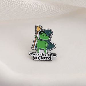 Spilla in Smalto Twas Tism MLord Frog Wizard, Lega di Zinco Placcata in Nichel Nero, Badge 3D a Forma di Rana con Scopa - Product Image 3
