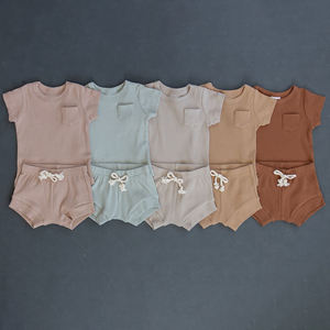 Ensembles côtelés pour tout-petits : T-shirt avec poche et bloomers à cordon pour enfants – Ensemble deux pièces personnalisé (haut et short) – Vêtements pour enfants - Product Image 1