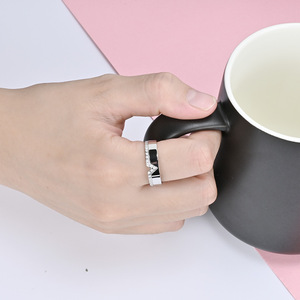 Anillo de diamantes en forma de V para mujer, diseño geométrico de acero dorado, engaste pavé, joyería para uso diario - Product Image 4