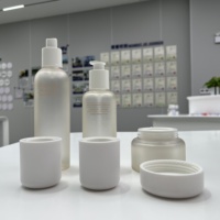 Bouteille PETG pour emballage de soins de la peau 150 ml - Crème pour le visage, lotion, huile essentielle et crème pour les yeux en PET, ensemble avec logo personnalisé, forme ronde beige