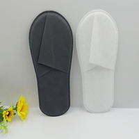 Pantoufles d'hôtel jetables OEM écologiques et économiques en non-tissé blanc avec semelle de 4 mm, logo personnalisé, taille sur mesure pour hôtels et spas