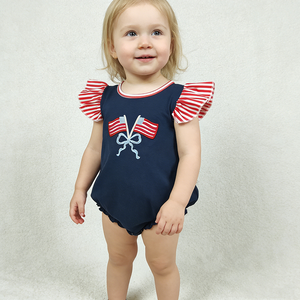En stock Barboteuse marine pour bébés filles avec broderie drapeau et nœud, pour le 4 juillet, Vêtements de mode en gros pour boutiques, Vêtements pour nourrissons et tout-petits - Product Image 2