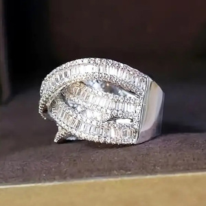Anello Geometrico Stratificato con Zirconi per Donne, Elegante Gioiello da Dito per Fidanzamento e Moda - Product Image 6