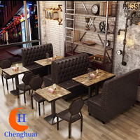 Ensemble personnalisé de table et chaises en cuir pour bar, avec banquette en cuir Lutin, idéal pour bar à cocktails, bar à repas ou bar de pub.