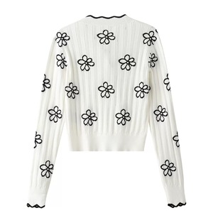Nuovo <span class=keywords><strong>Cardigan</strong></span> Invernale Coreano Retrò con Scollo a V <span class=keywords><strong>e</strong></span> Bordo Ondulato, Motivo Floreale <span class=keywords><strong>Bianco</strong></span> <span class=keywords><strong>e</strong></span> <span class=keywords><strong>Nero</strong></span>, Giacca di Alta Qualità con Motivo Floreale Lavorato a Maglia - Product Image 4