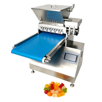 Automatische vulling en vormgeving van fudge, handmatige afzetmachine voor chocolade snoepjes en gummyberen.