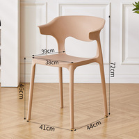 Chaises de salle à manger brunes, table et chaises de salle à manger d'extérieur, chaise en plastique au design unique, chaises empilables avec accoudoirs