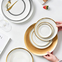 Service de table de luxe personnalisé en porcelaine fine blanche avec larges bordures dorées, tasses à thé et mugs à café en céramique pour mariages