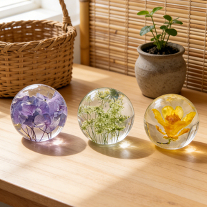 Sfera Botanica in Cristallo Benji Eternal Bloom, Resina Artigianale con Fiori Conservati Realistici, Dimensioni Personalizzabili, Lavorazione Artigianale - Product Image 1