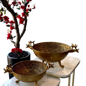 Bol décoratif de luxe en métal doré avec poignées en forme de bois de cerf pour centre de table et décoration intérieure - Product Image 1