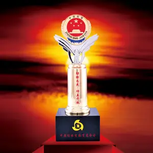 Factory Metal Trophy Benutzer definiertes Logo Fußball Basketball Golf Trophy Cup