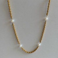 Collier en perles d'eau douce avec chaîne torsadée en acier inoxydable, collier en perles naturelles pour femmes, fabricants de bijoux sur mesure en Chine