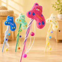 Jouet interactif pour chat : baguette de chat en peluche avec clochette, ruban et pompon pour la poursuite et l'exercice en intérieur – 4 couleurs