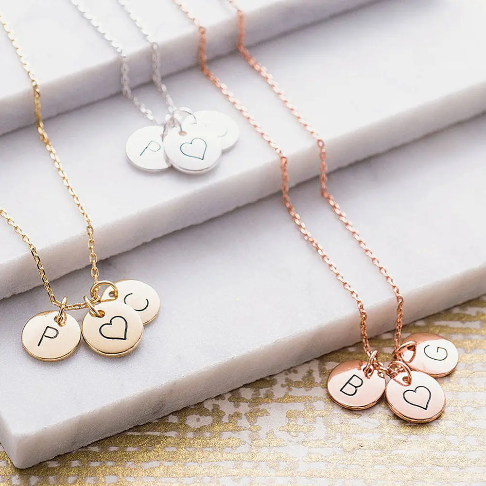 Collana a disco iniziale fatta a mano su misura 18K placcato oro lettera ciondolo piccola collana moneta regalo personalizzato per le donne