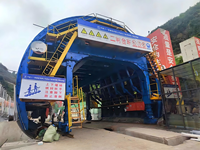 Chariot de revêtement de tunnel autoportant de haute précision avec système antidérapant pour la construction de tunnels ferroviaires, norme d'exportation