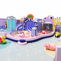 Aire de jeux intérieure avec bac à sable, trampoline, piscine à balles et toboggan - pour les jeux de rôle, le divertissement et les centres d'amusement