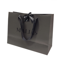 Sacs en papier noirs de boutique de luxe sac portable recyclable pour sacs d'emballage de vêtements cadeaux logo UV